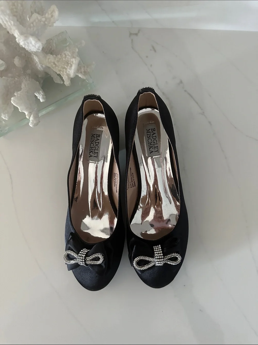 Badgley Mischka girls Black Satin Bow Flats with Crystal Accents. Size 2.